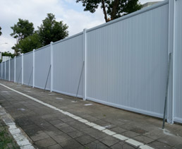 PVC圍擋板的特點、應用行業、安裝注意事項  