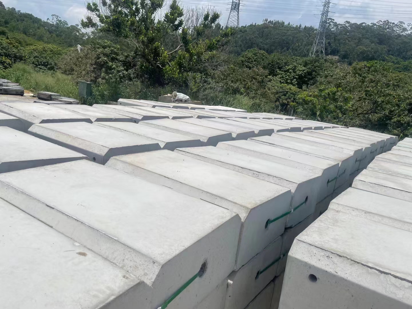 C款鍍鋅板圍擋基礎塊送龍龍華工地現場 